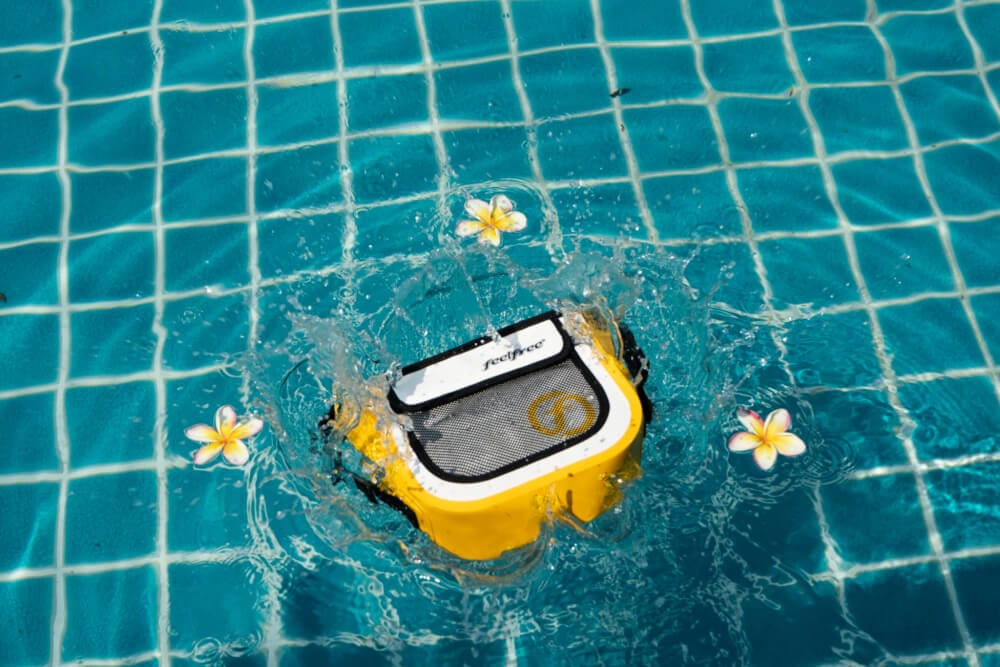 กระเป๋าสะพายกันน้ำ FEELFREE JAZZ 23 สี WHITE / YELLOW